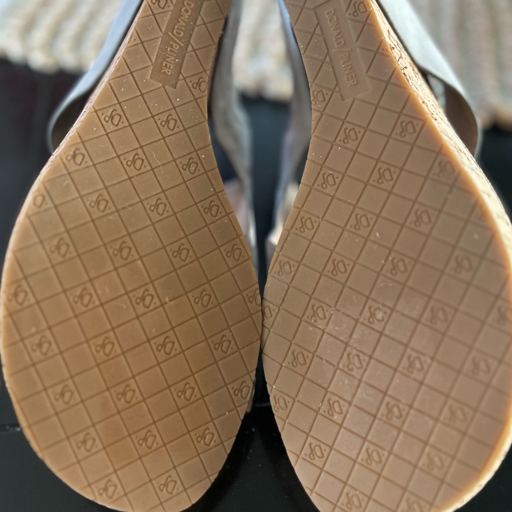 NWT Donald Pliner The GYER Wedge Sandal Light Pewter Sz 11 - Picture 11 of 11